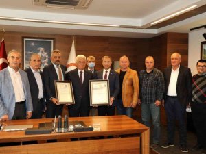 Başkan Gürün’e babasının sicil defterinin kopyası hediye edildi