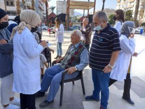 Kumluca’da öğrenciler ve hocaları diyabete farkındalık için sahaya indi