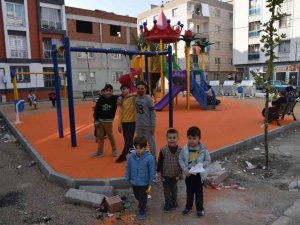 Gül Sokakta oturan çocuklar artık daha mutlu