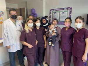 Prematüre çocuklar için pasta kestiler