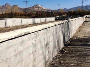 Van Büyükşehir Belediyesi mezarlıkların duvarlarını yeniliyor