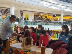 Çocuklar atık kağıtları değerlendiriyor