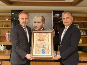 Türkiye Sağlıklı Kentler Birliği üye belediye başkanları, Ümit Uysal’la bir araya geldi