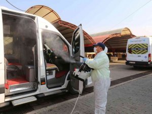 Efeler Belediyesi taksi ve servisleri dezenfekte ediyor