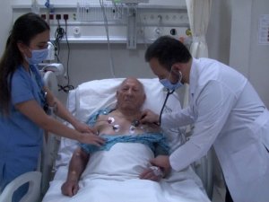 Evinde kalp krizi geçiren 93 yaşındaki adam, koldan anjiyo yapılarak hayata tutundu