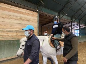 Beykoz’da atlı terapi ile engelli çocuklar şifa buluyor