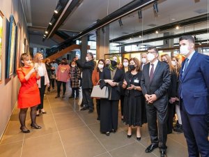 “Bir kadın, bir renk” karma yağlı boya resim sergisi