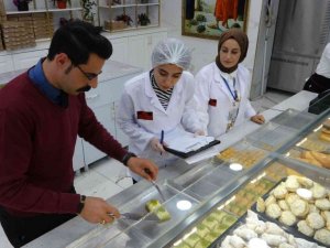 Dünyaya yayılan lezzetler üretim bandından personel kişisel bakımına kadar denetleniyor