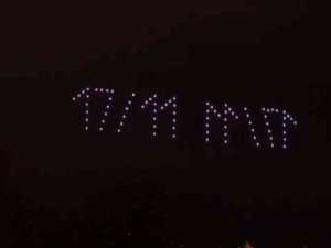 Prag’daki ışıklı drone gösterisi izleyenleri hayran bıraktı