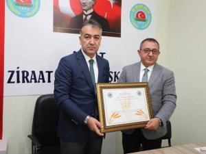 Bitlis Valisi Oktay Çağatay’a ‘Çiftçi Dostu Şeref Belgesi’ verildi