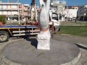 Ayvalık’ta Barış Parkı’na güvercin heykeli