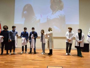 Beyaz önlükleriyle hekimlik mesleğine ilk adımlarını attı