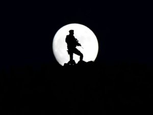 İran sınırında kartpostallık dolunay manzarası