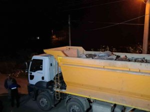 Vatandaşlar cüruf tesisine giden kamyonların önünü kestiler