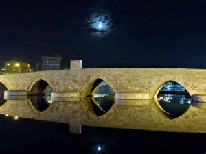 770 yıllık köprü kartpostallık görüntüler oluşturdu