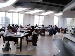 Senih Tongsir Kütüphanesi üniversite öğrencilerine ve kitap tutkunlarına hizmet veriyor