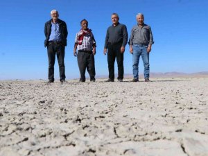 Tuz Gölü havzası çorak toprağa dönüşüyor