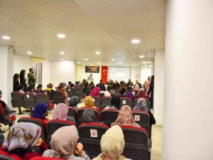 Yönetmenler ve oyuncular yurtlarda kalan öğrencilerle buluştu