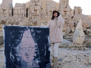 Ressam, Nemrut Dağı’nda canlı performans sergiledi