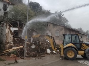 Niksar’da metruk binalar yıkılıyor