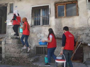 Yalnızı yaşayan yaşlı vatandaşın evi yenilendi