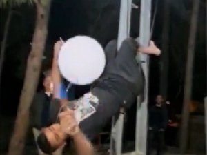 Elektrik direğinde davul şovu