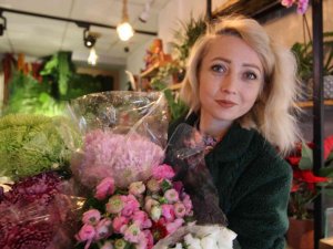 Resim öğretmenliği ile çiçek sevgisini birleştirdi