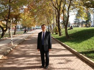 Üniversitede sonbahar ile kartpostallık manzara