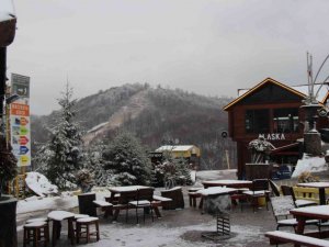 İstanbul’un yanı başındaki kayak merkezinde kar yağmaya başladı