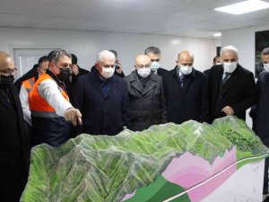 AK Parti Genel Başkanvekili Binali Yıldırım Yeni Zigana Tüneli inşaatında incelemelerde bulundu