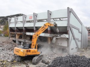 Depreme dayanıksız kapalı spor salonunda yıkım işlemi başlatıldı