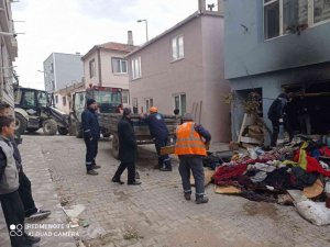 Erdek’te yanan ev ekiplerce temizlendi