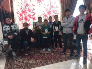 Fotoğraf sanatçısı, hem köy çocuklarına hem mahalle çocuklarına ücretsiz hizmet veriyor