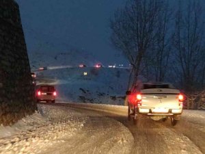 Van-Bahçesaray yolunda kar yağışı sürücülere zor anlar yaşattı