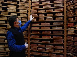 El yazması eserlere eldivenli koruma