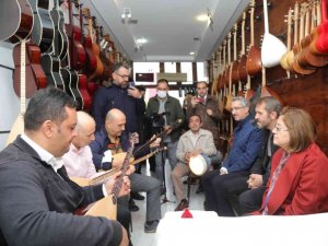 Gaziantep Büyükşehir Belediye Başkanı Şahin bağlama çalıp türkü söyledi