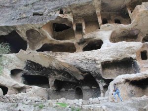 Doğaseverler Gabar Dağı’ndaki 7 katlı apartman mağaraya hayran kaldı