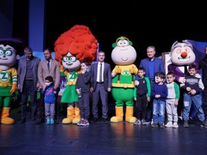 Yeşilyurt’ta ‘Z takımı’ müzikal tiyatro gösterisi yoğun ilgi gördü