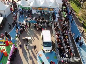 Sultangazi’de festivalde 3 ton hamsi dağıtıldı