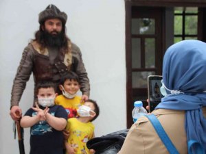 Ertuğrul Gazi Türbesi’ndeki ’Saygı Nöbeti’ni pür dikkat izliyorlar