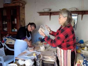 Emekli öğretmenler, usta elleriyle seramik sanatına hayat veriyor