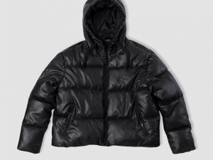 Kadın montları rafları süslüyor