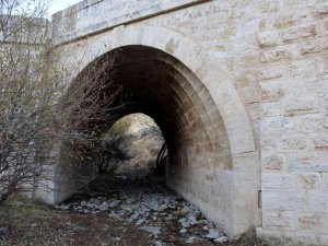 Tarihi köprü ilginç mimarisi ile dikkat çekiyor