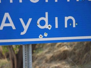 Yol kenarlarındaki tabela ve levhalar magandaların hedef tahtasına dönüştü