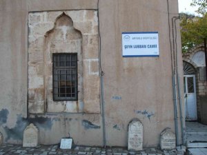 Mardin’de bir garip yapı, altı mezarlık üstü cami