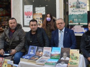 Öğretmen yazarlar kitaplarını imzaladı