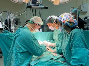 OMÜ Tıp Fakültesi Hastanesi koltukaltından kalp ameliyatına başladı