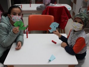 Minik kitapseverler kütüphanede origami sanatını öğrendi