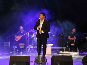 Ünlü şarkıcı Kubat, öğretmenler için söyledi