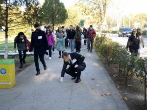 Üniversitenin gönüllüleri kampüsteki atıkları topladı
